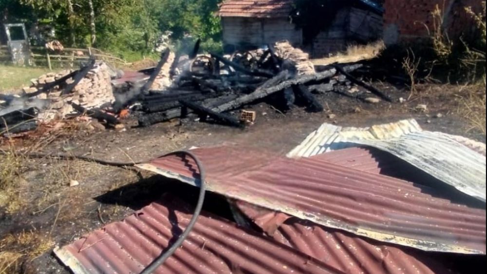 Sinop’ta çıkan yangında iki ahşap ambar küle döndü