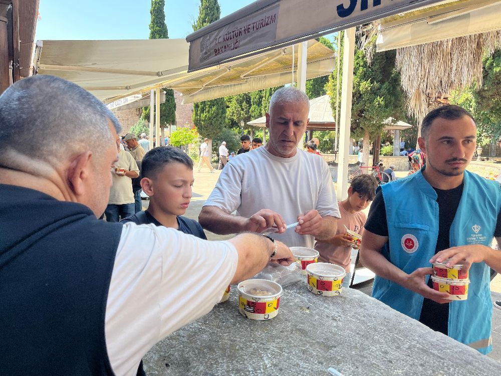 Sinop’ta vatandaşlara aşure ikramı