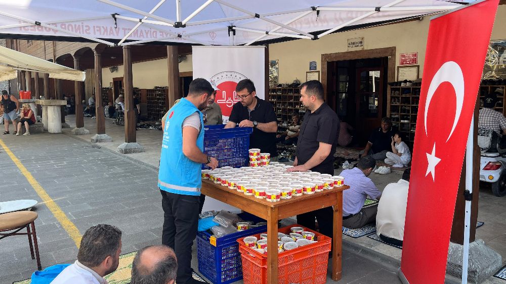 Sinop’ta vatandaşlara aşure ikramı