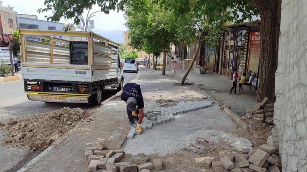 Şırnak Belediyesi’nden kent genelinde yoğun parke taşı mesaisi