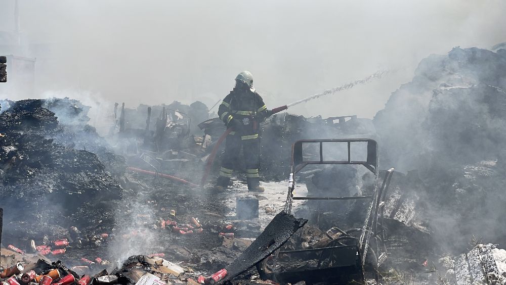 Sivas'ta atık malzemeler alev aldı, dumanı gökyüzünü kapladı