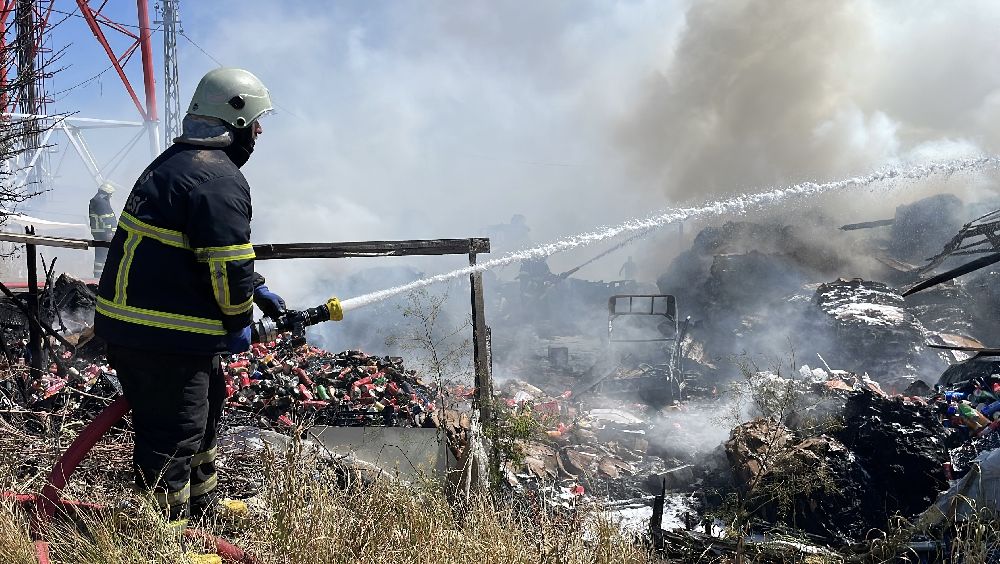 Sivas'ta atık malzemeler alev aldı, dumanı gökyüzünü kapladı
