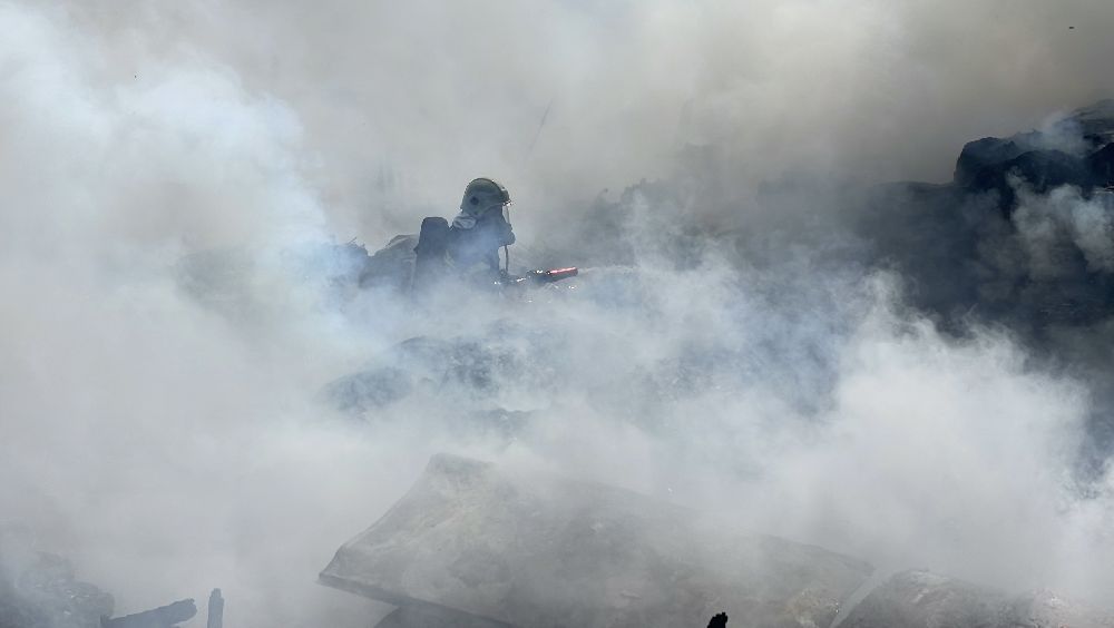 Sivas'ta atık malzemeler alev aldı, dumanı gökyüzünü kapladı