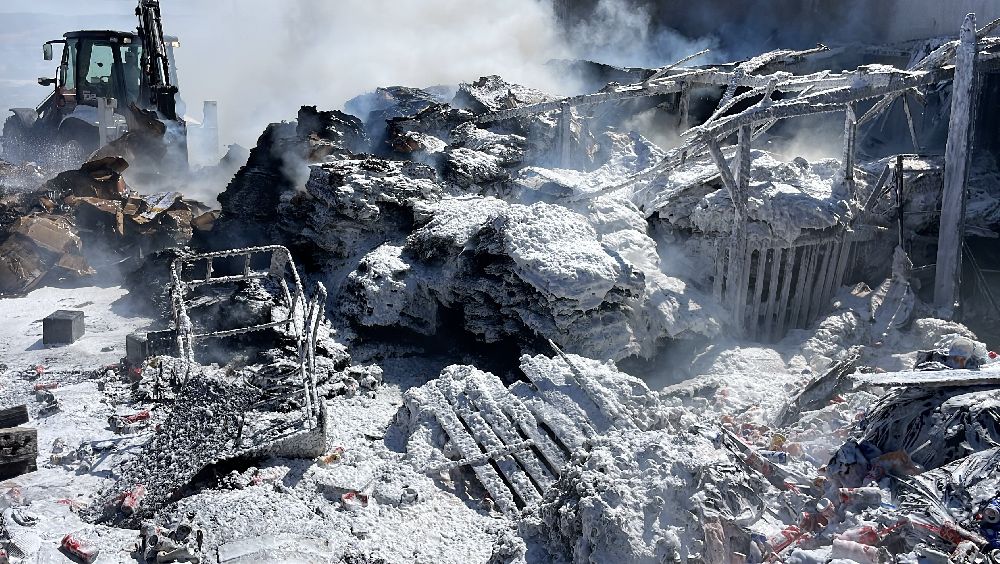 Sivas'ta atık malzemeler alev aldı, dumanı gökyüzünü kapladı