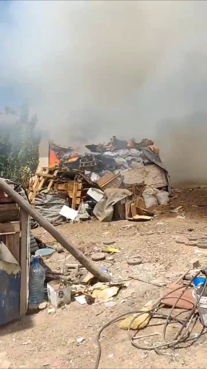 Sivas'ta atık malzemeler alev aldı, dumanı gökyüzünü kapladı