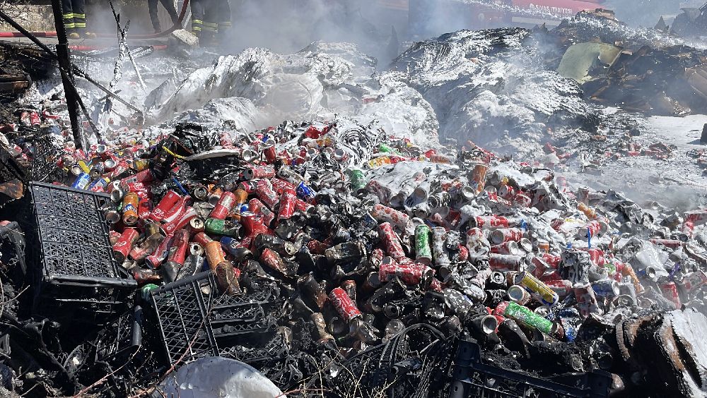 Sivas'ta atık malzemeler alev aldı, dumanı gökyüzünü kapladı