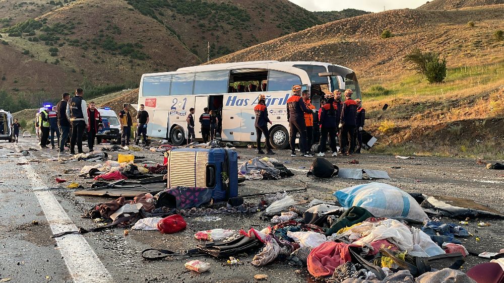 Sivas'ta Yolcu otobüsü dağ yamacına çarptı 4 ölü, 33 yaralı