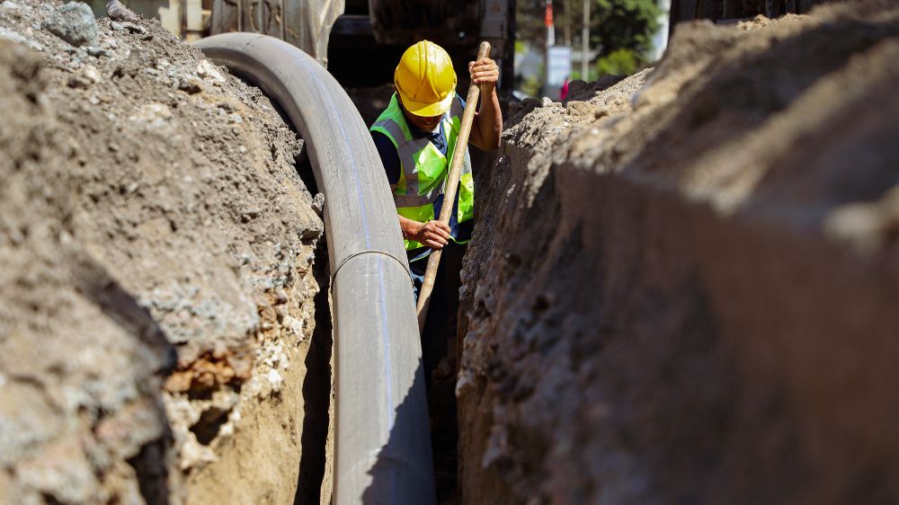Söğütlü'nün 25 kilometrelik altyapısı için ekipler ilçenin dört bir yanında çalışıyor