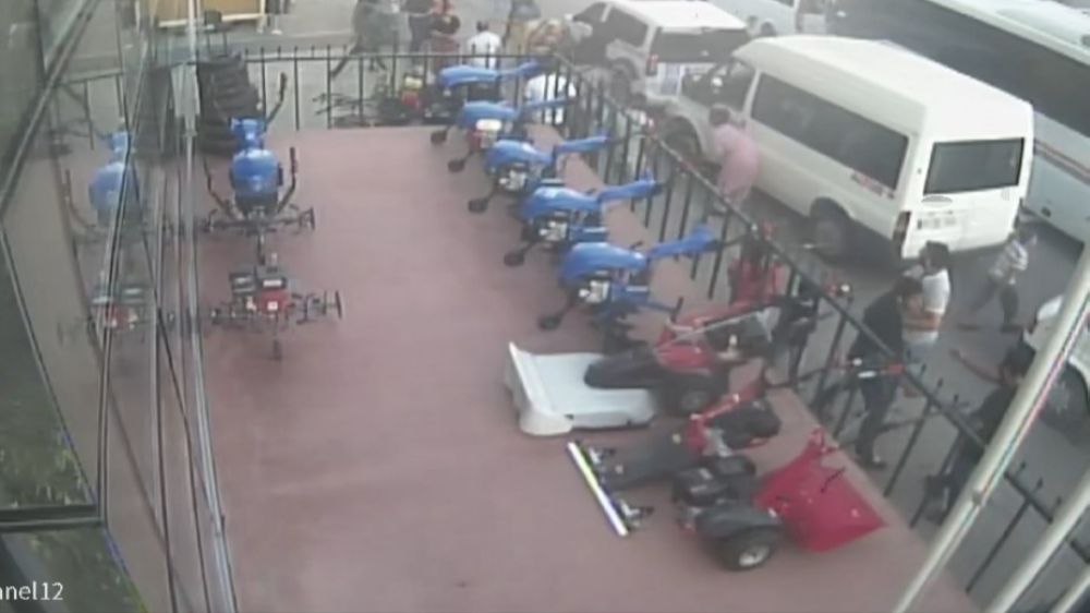 Sokak savaş alanına döndü: Sopa, taş ve kovalar havada uçuştu