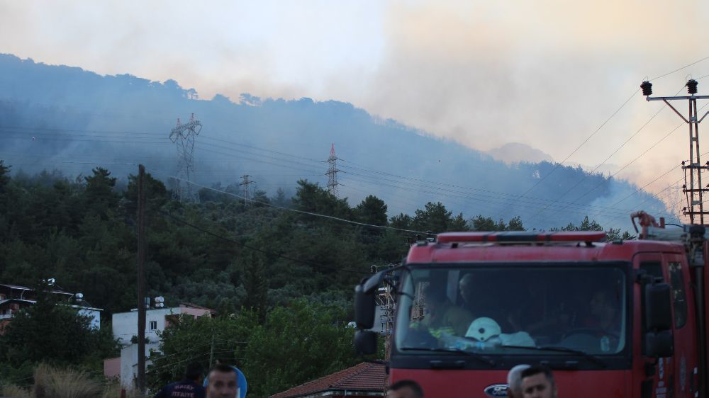 son dakika  Hatay’da orman yangınına havadan müdahale yeniden başladı