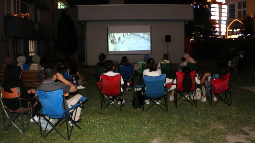 SUBÜ’de final sınavları sonrası açık havada sinema keyfi
