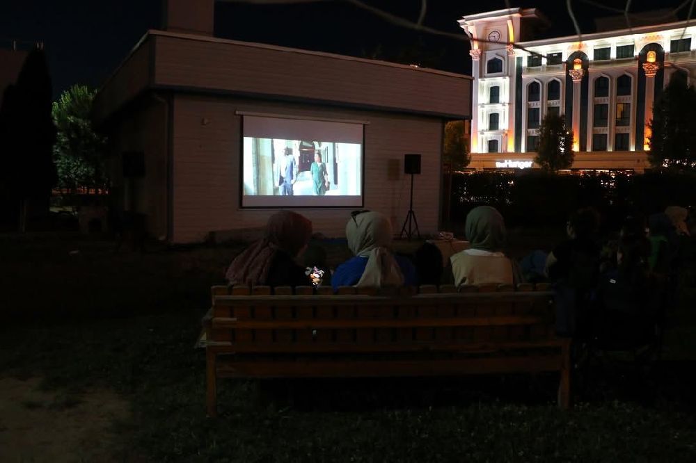 SUBÜ’de final sınavları sonrası açık havada sinema keyfi