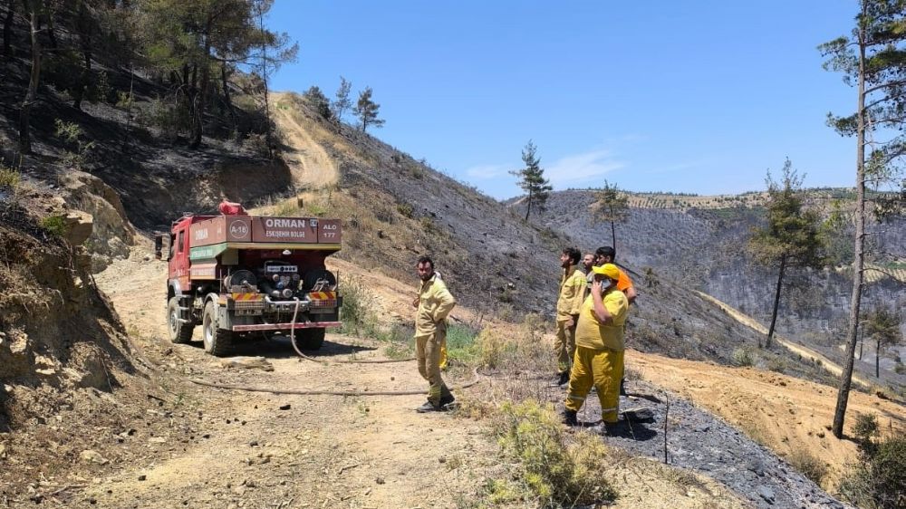 Şuhut Orman İşletme Şefliği ekipleri yangın bölgesinde