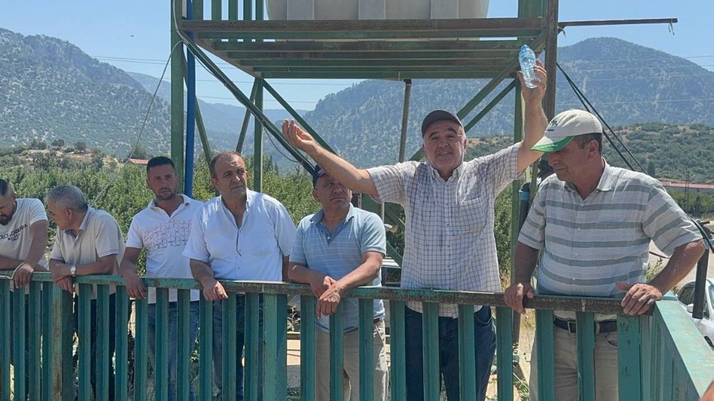 Sulama suyu verilmeyen köylüler tankerlerle meyve bahçelerine su taşıyor