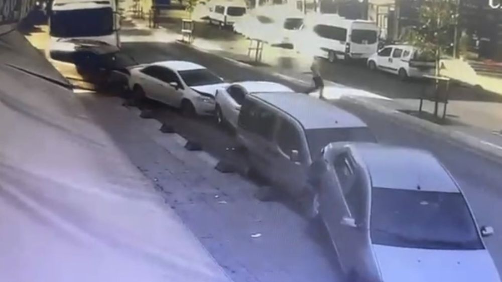 Sultanbeyli'de yokuş aşağı kayan tır, park halindeki 5 araca çarptı