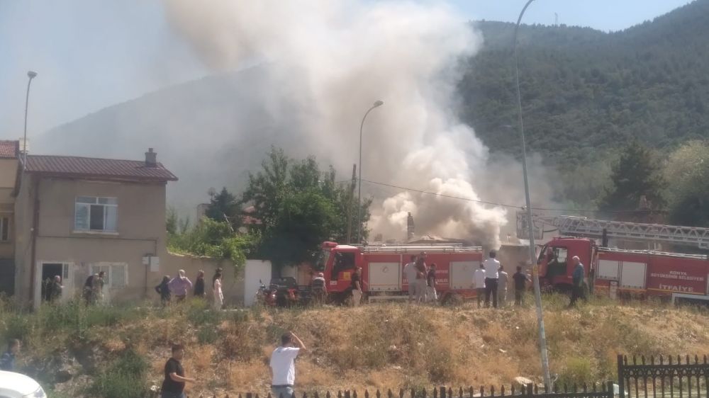 Suriye'de mühimmat deposunda yaşanan patlama Hatay'da hissedildi