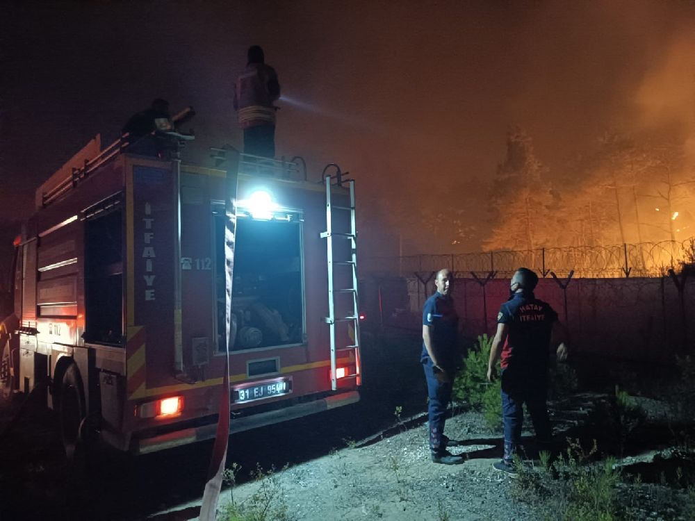 Suriye sınırında alevlerle mücadele gece de devam ediyor