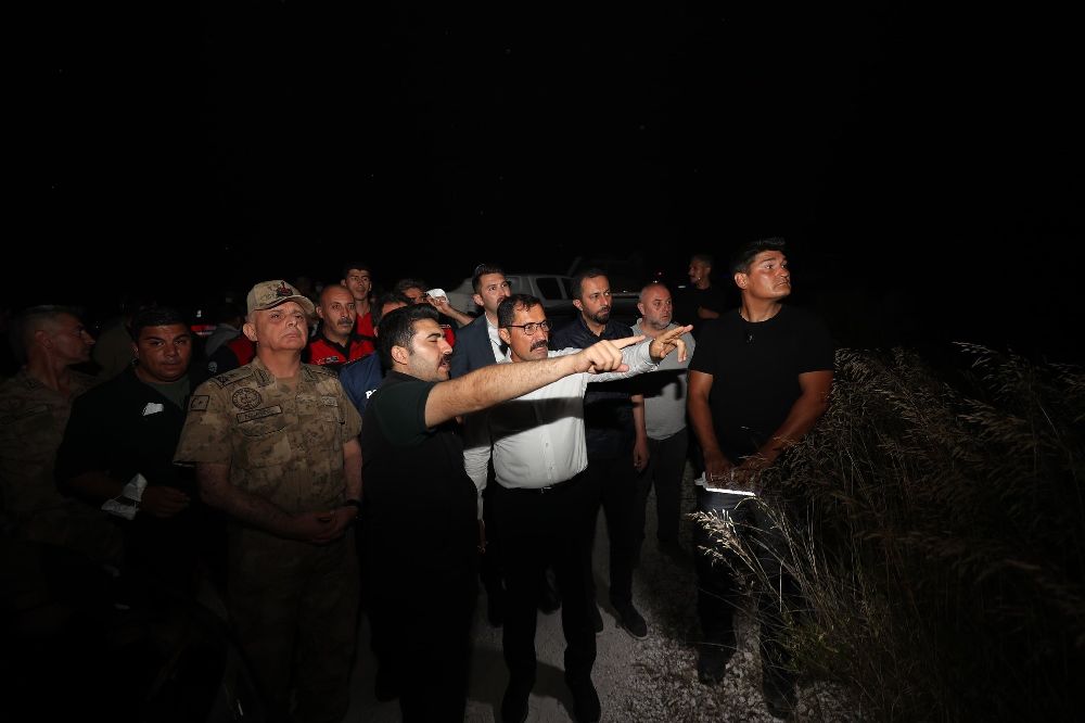 Suriye sınırında alevlerle mücadele gece de devam ediyor