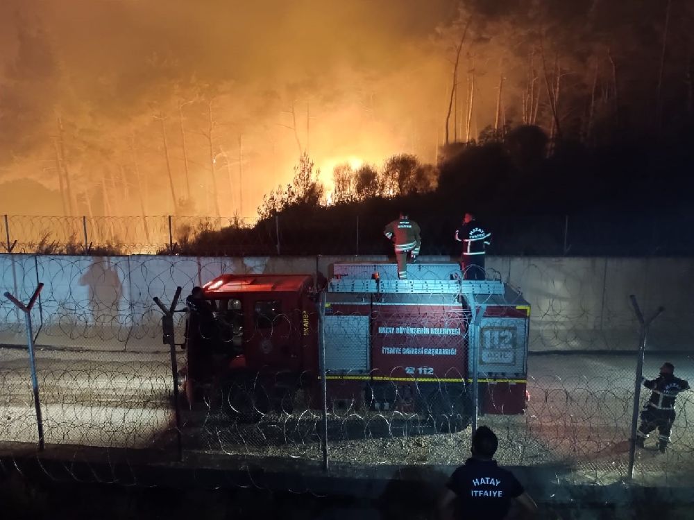 Suriye sınırında alevlerle mücadele gece de devam ediyor