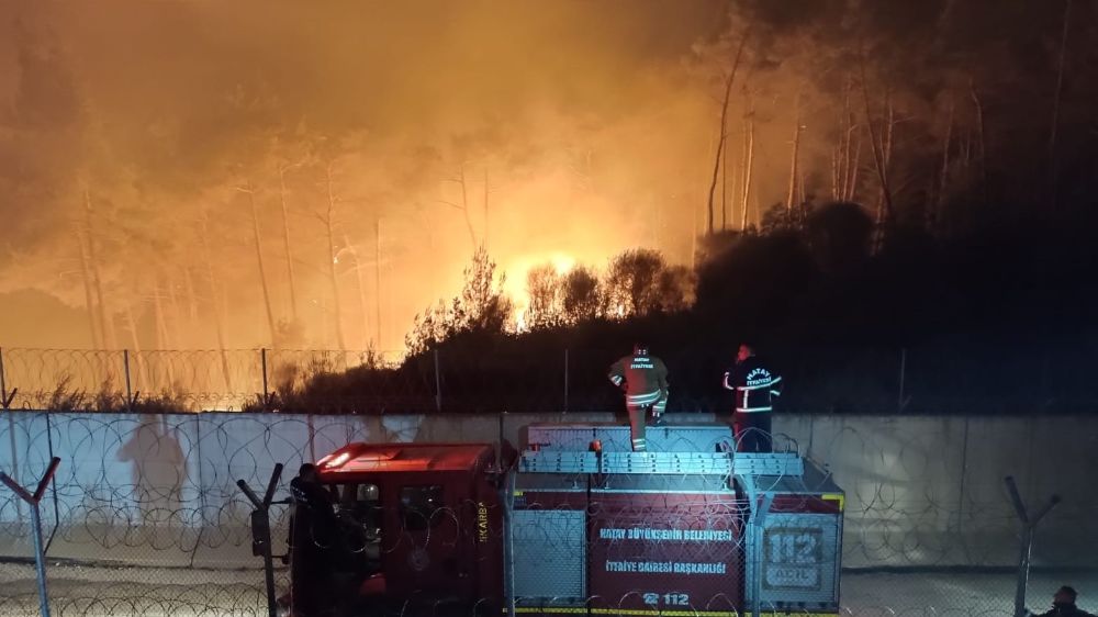  Suriye sınırında alevlerle mücadele gece de devam ediyor