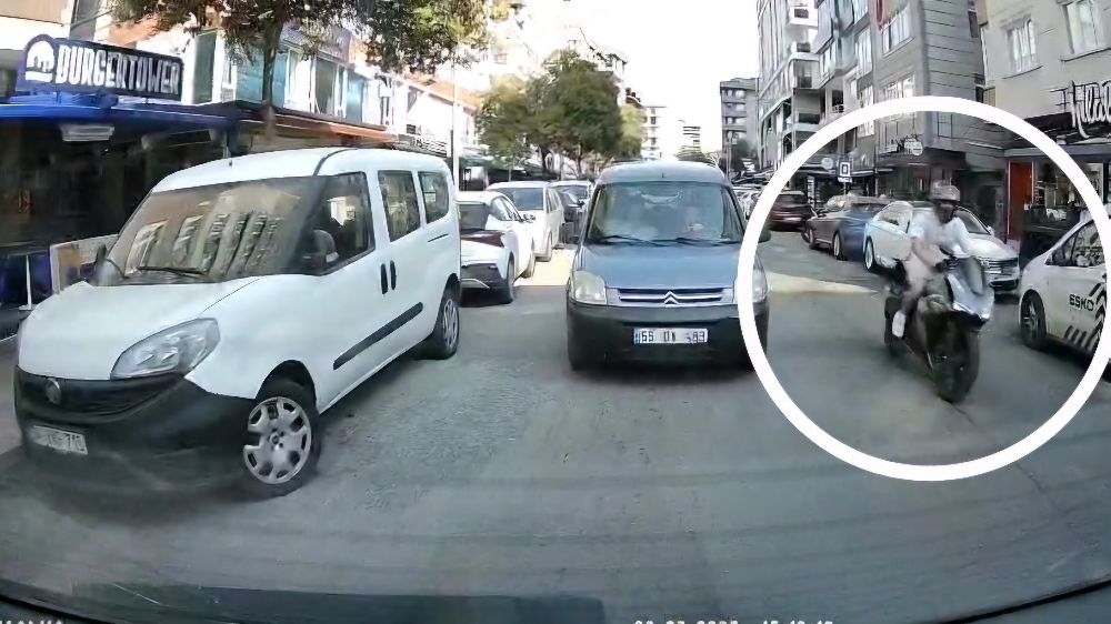 Sürücünün yaralandığı motosiklet kazası kamerada