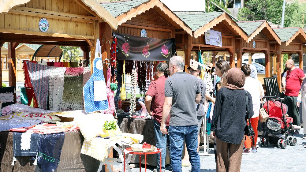 Talas'ta bu Pazar ‘Maharetli Eller’