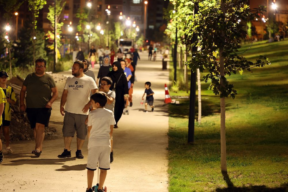 Talas’ta millet, daha açılmadan bahçesine akın etti