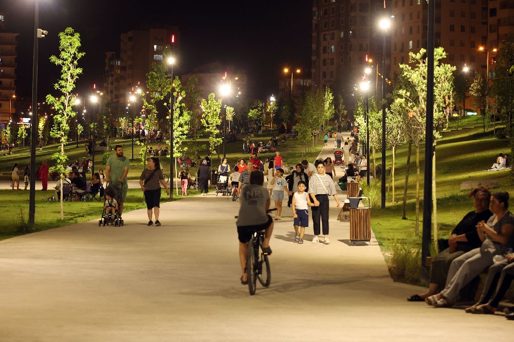 Talas’ta millet, daha açılmadan bahçesine akın etti