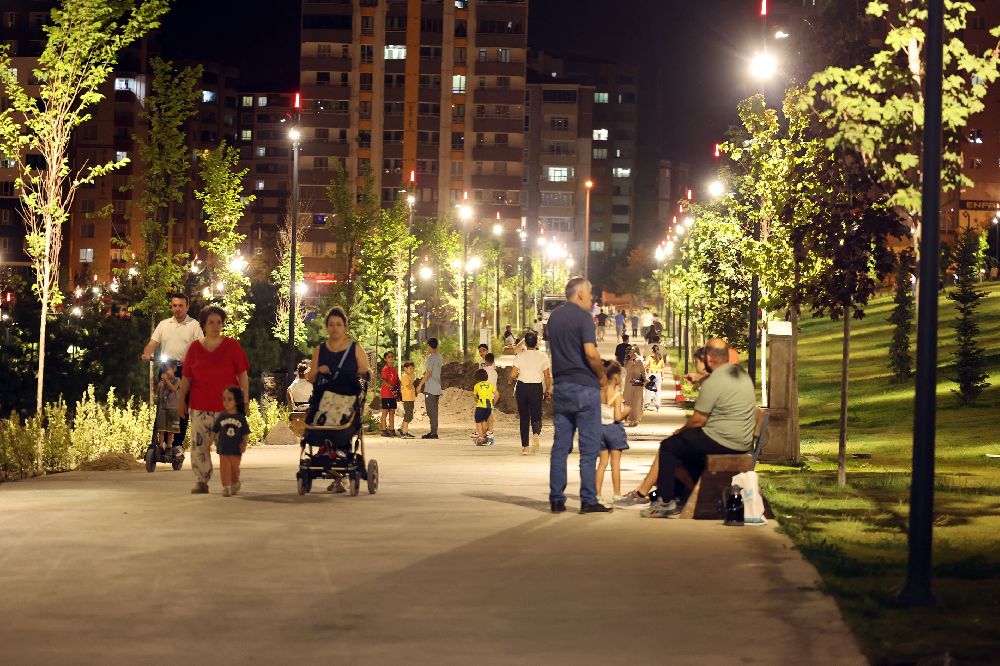 Talas’ta millet, daha açılmadan bahçesine akın etti