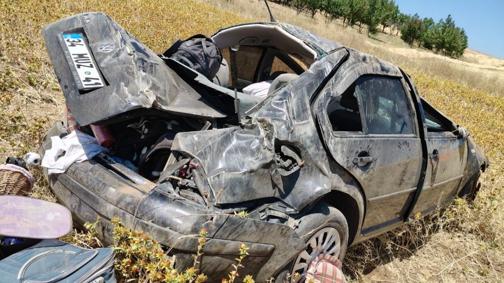 Tarlaya devrilen otomobildeki 3 kişi yaralandı