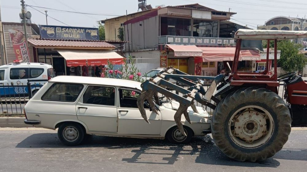 Tarsus'ta otomobil traktöre arkadan çarptı: 2 yaralı