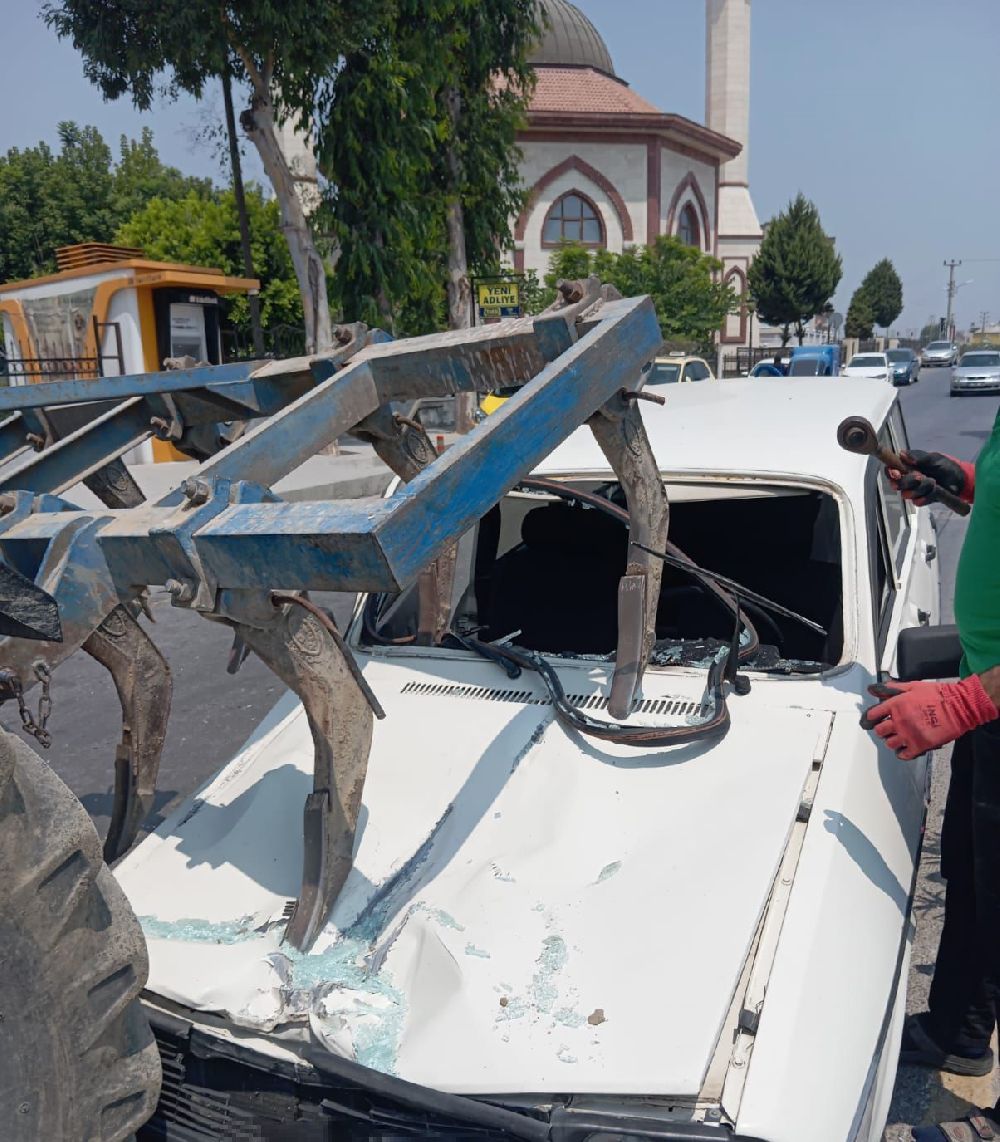 Tarsus'ta otomobil traktöre arkadan çarptı: 2 yaralı