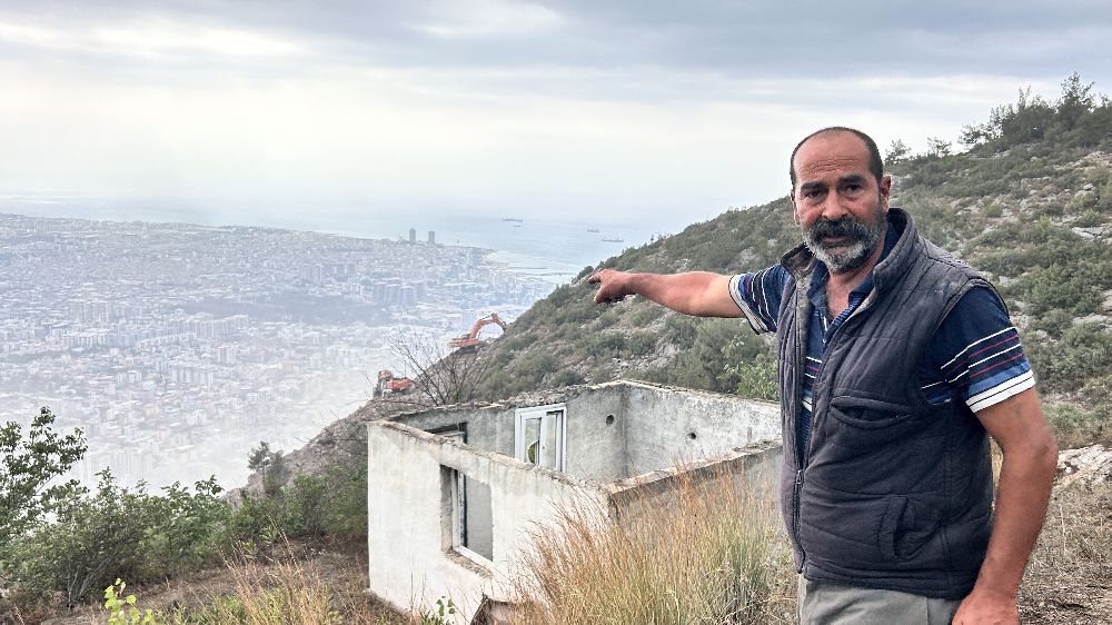 Taş ocağında gerçekleştirilen patlamalarda savrulan taşlardan canlarını zor kurtardılar