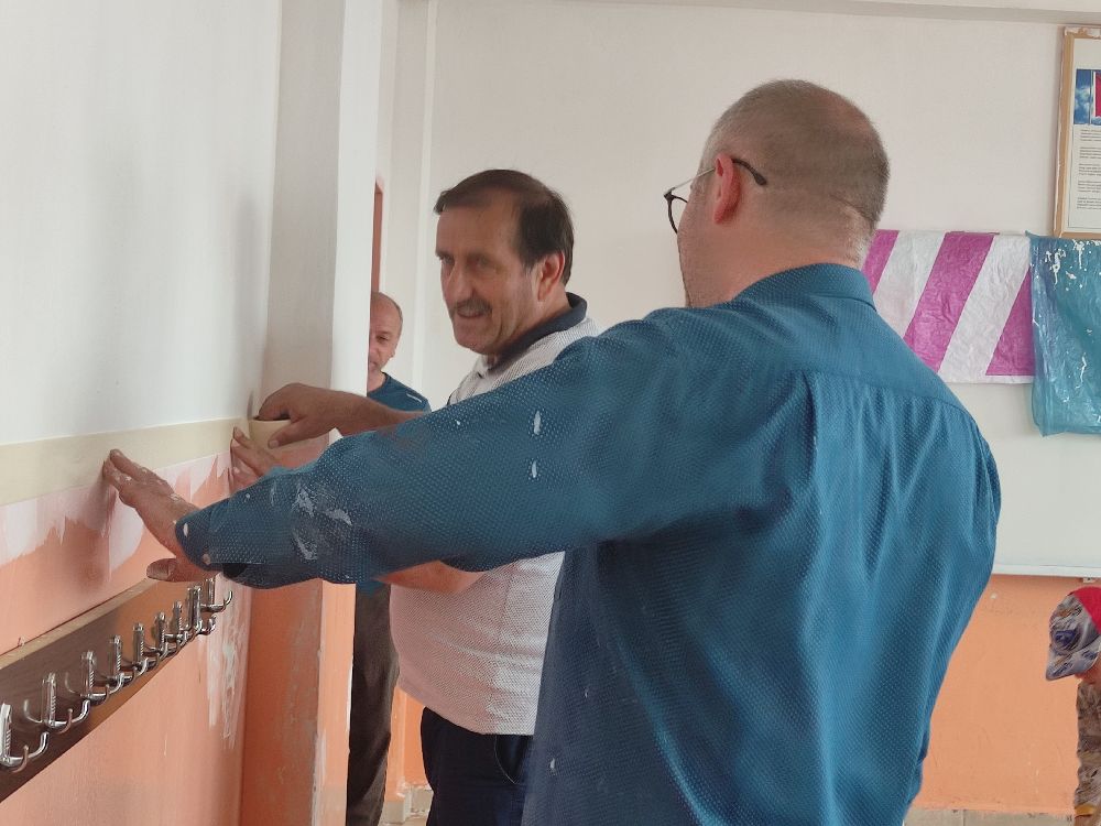 Tatil yerine okulu onarıyorlar