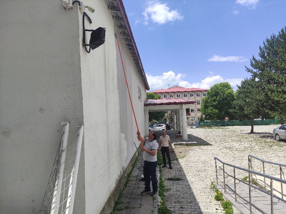 Tatil yerine okulu onarıyorlar