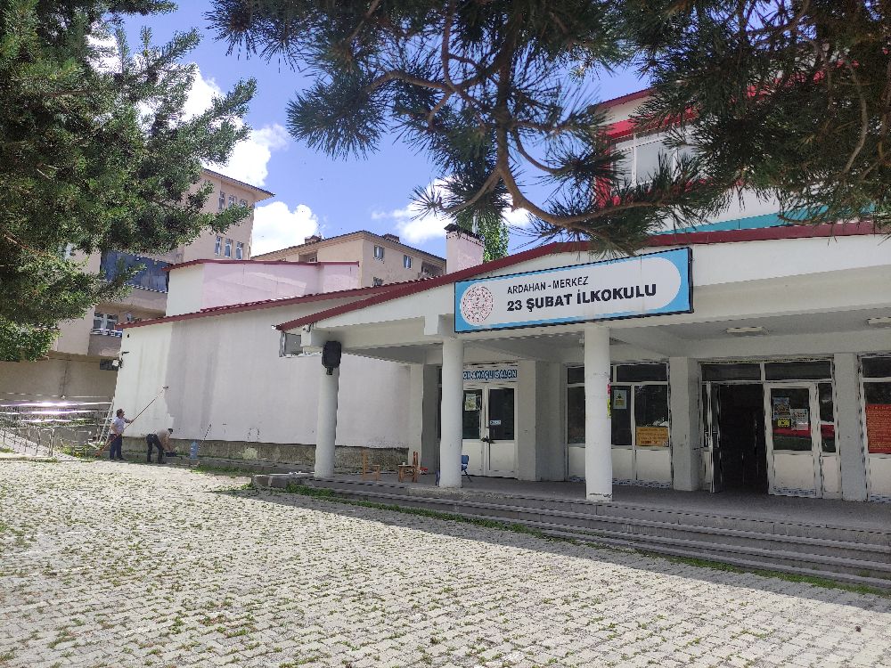 Tatil yerine okulu onarıyorlar