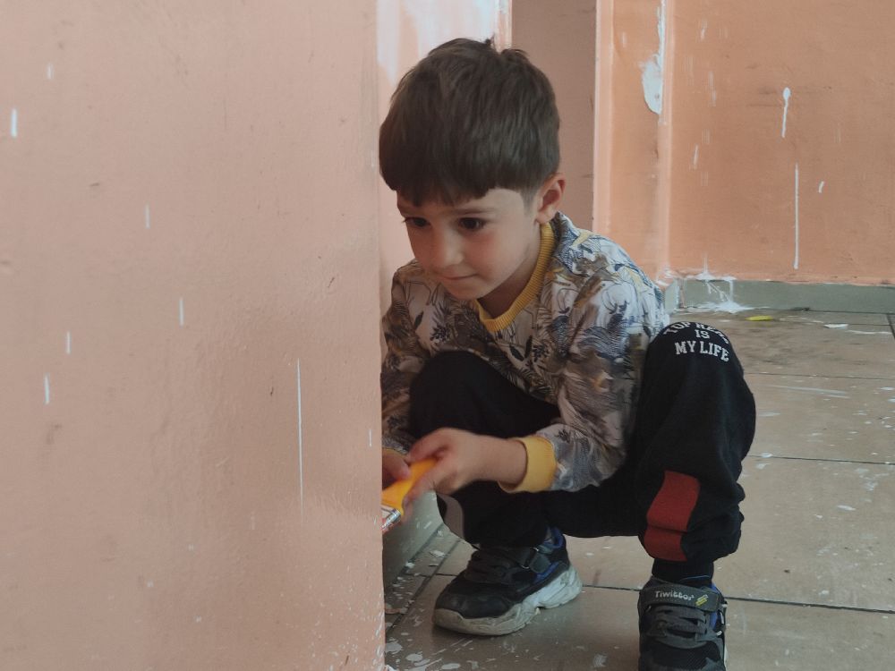 Tatil yerine okulu onarıyorlar