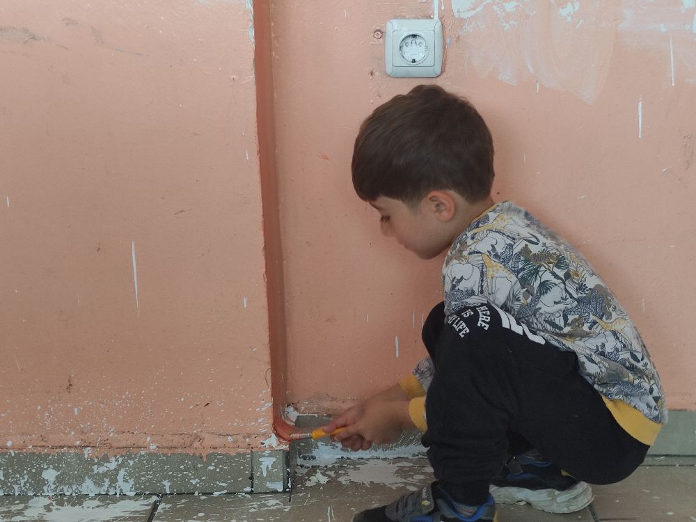 Tatil yerine okulu onarıyorlar