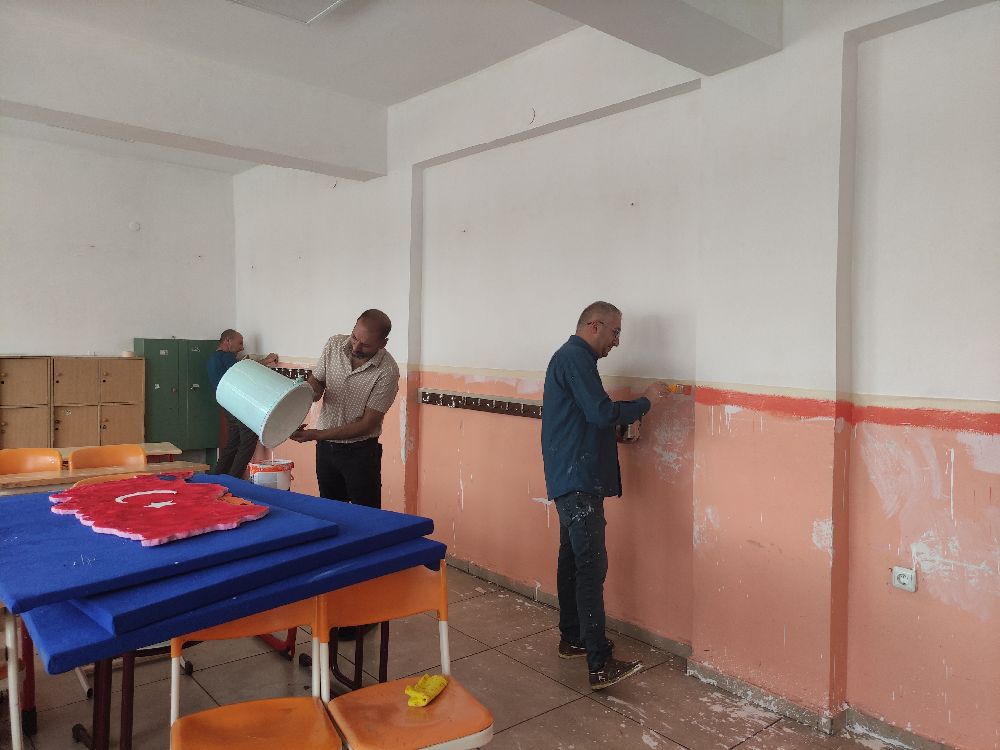 Tatil yerine okulu onarıyorlar