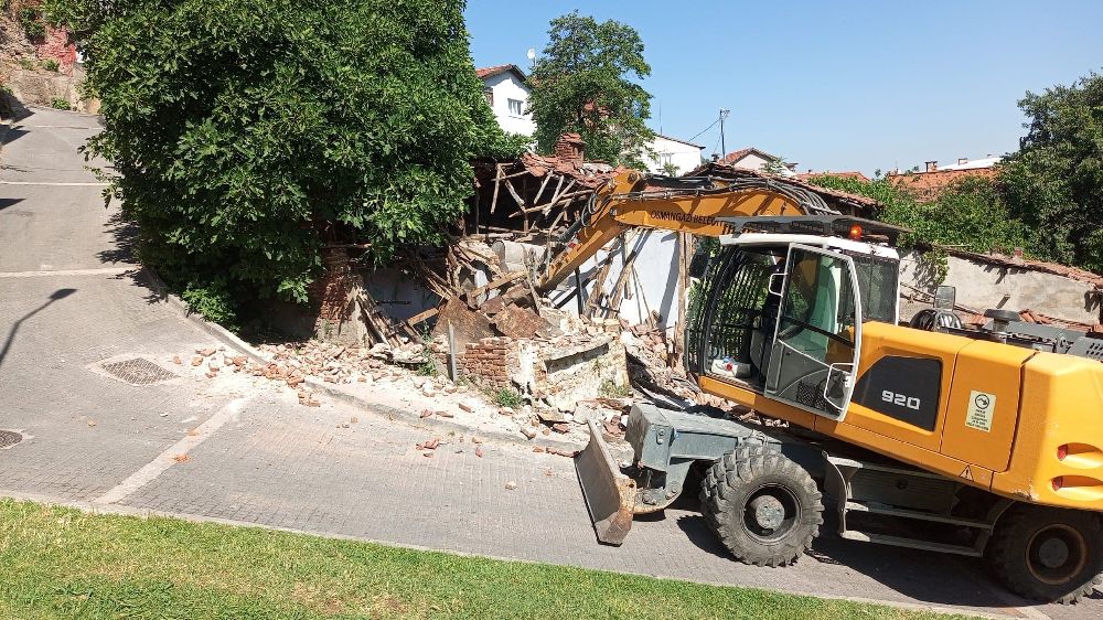 Tehlike saçan metruk binalar yıkıldı