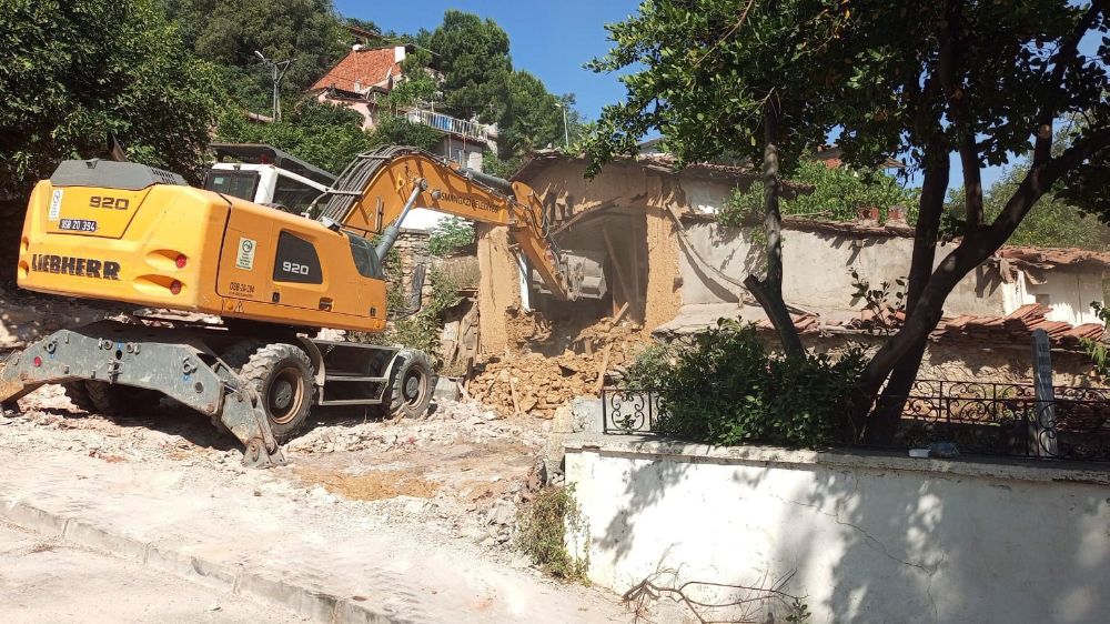 Tehlike saçan metruk binalar yıkıldı