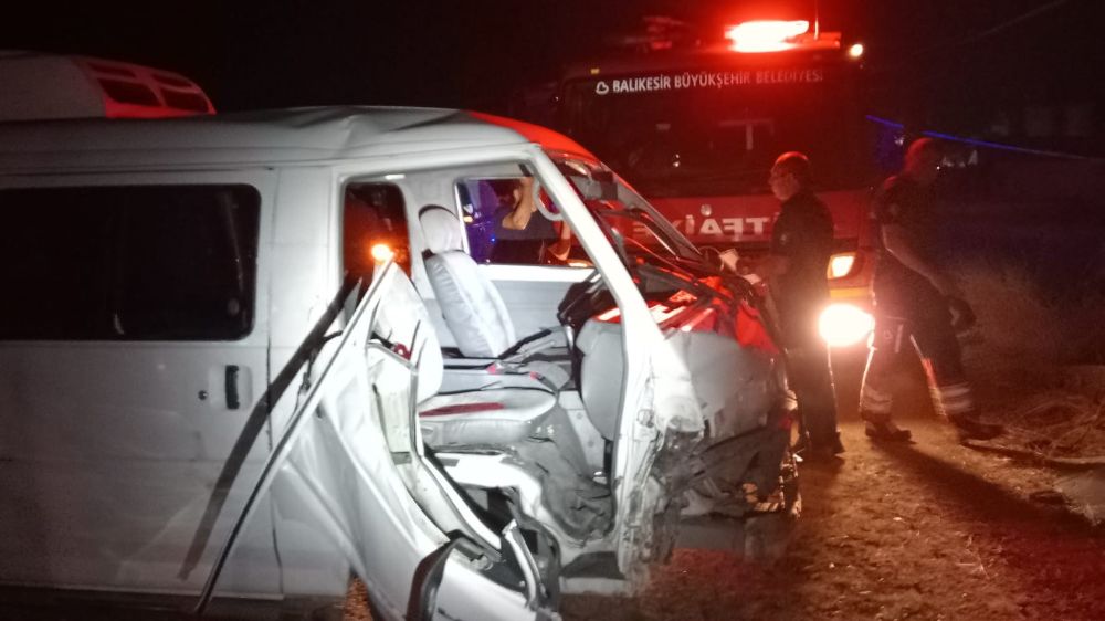 Tek taraflı kazada yolcu araçta sıkıştı