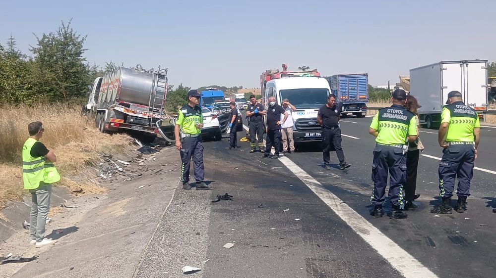 Tekirdağ'da süt kamyonu ile otomobil çarpıştı: 4 kişi hayatını kaybetti