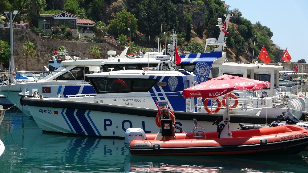 Tekne turunda yaralanan turistin yardımına deniz polisi yetişti