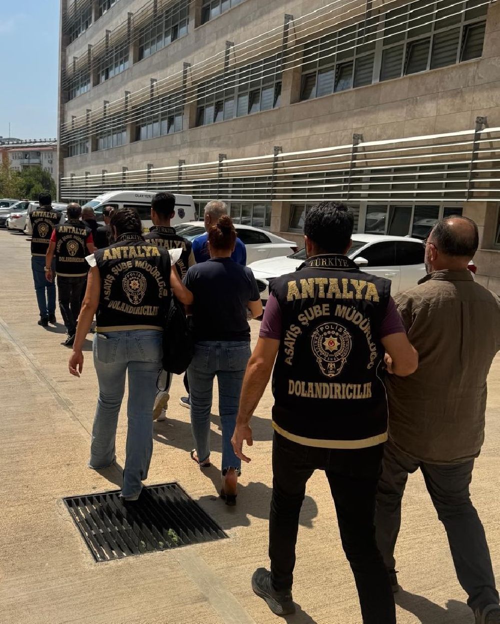 Terfi etme vaadiyle 3,4 milyonluk dolandırıcılıkta 2 tutuklama