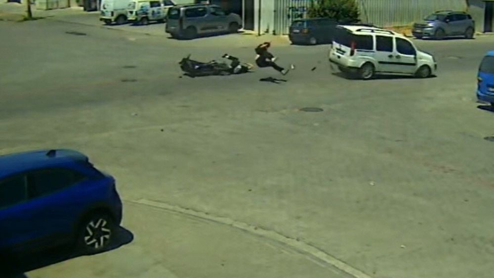 Ticari araçla çarpışan motosikletteki yolcu ve sürücü ağır yaralandı