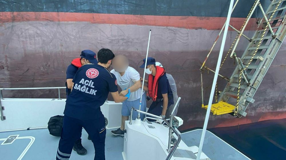  Ticari gemide rahatsızlanan vatandaşa tıbbi tahliye