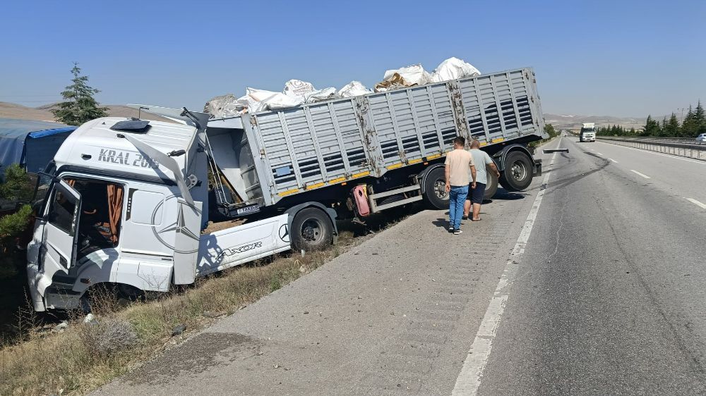 Tır kamyonete arkadan çarptı, 1 yaralı