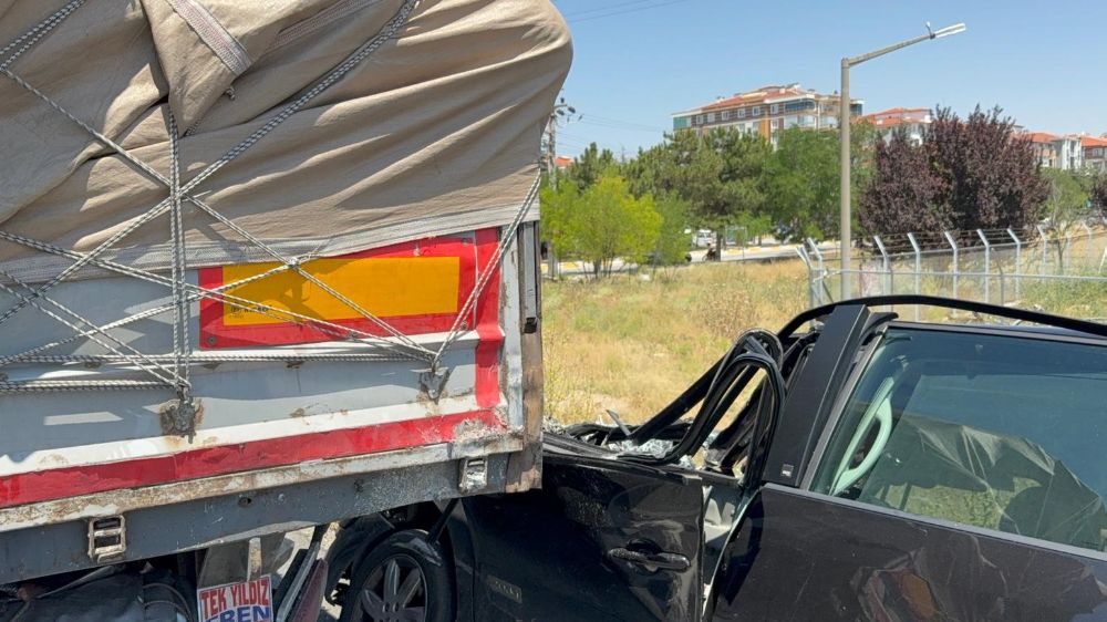 Tıra arkadan çarpan yabancı plakalı otomobil sürücüsü yaralandı