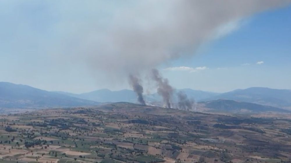 Tokat'ta ekili arazide çıkan yangına müdahale ediliyor